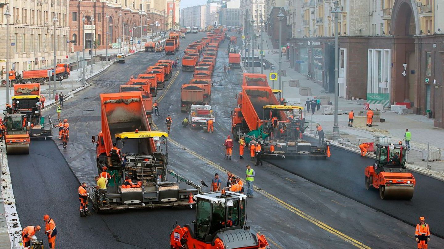 Дорожные работы. Асфальтирование Тверской улицы в Москве. Укладка асфальта. Строительство дорог.